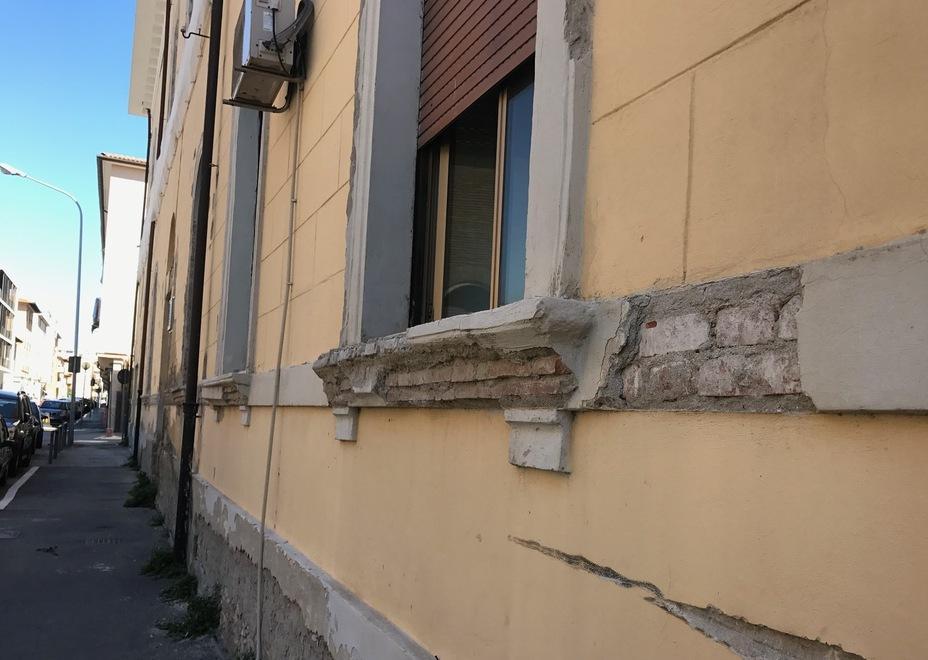 Crepe e intonaco scrostato sulla facciata laterale del palazzo della Provincia