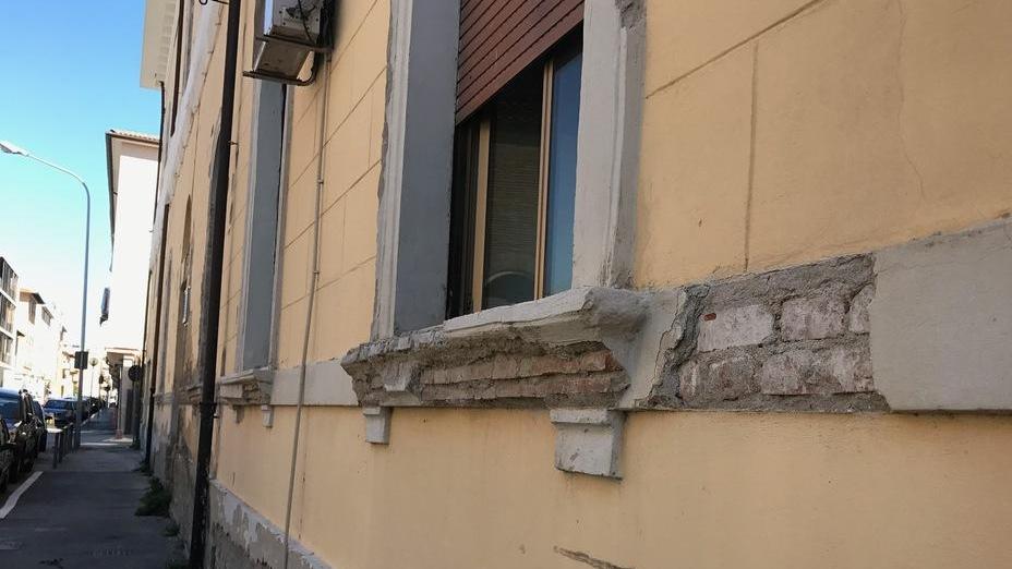 Crepe e intonaco scrostato sulla facciata laterale del palazzo della Provincia