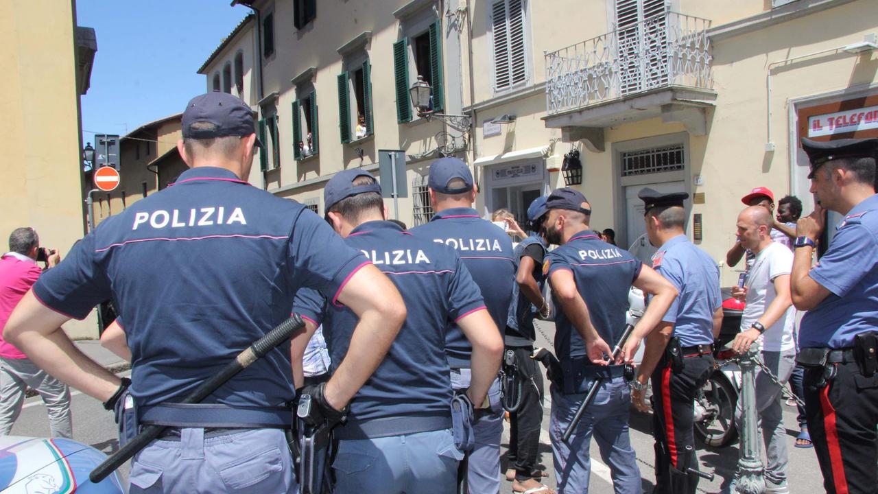 L'intervento della polizia durante la protesta dei profughi del luglio scorso (foto Batavia)
