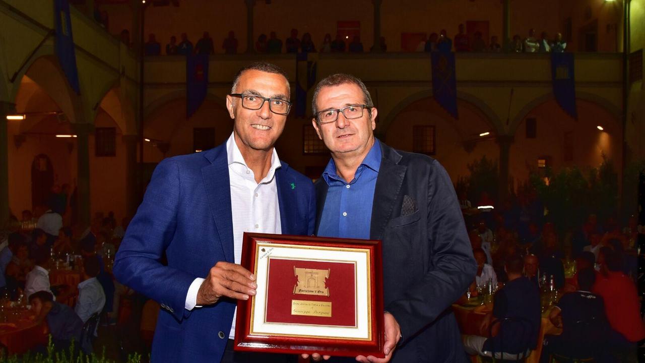 La consegna del Fortichino d'Oro a Beppe Bergomi da parte di Fabrizio Tesi
