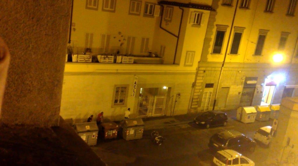 Ruba pc da un'auto: ladro pestato per strada in zona Cavour - Video