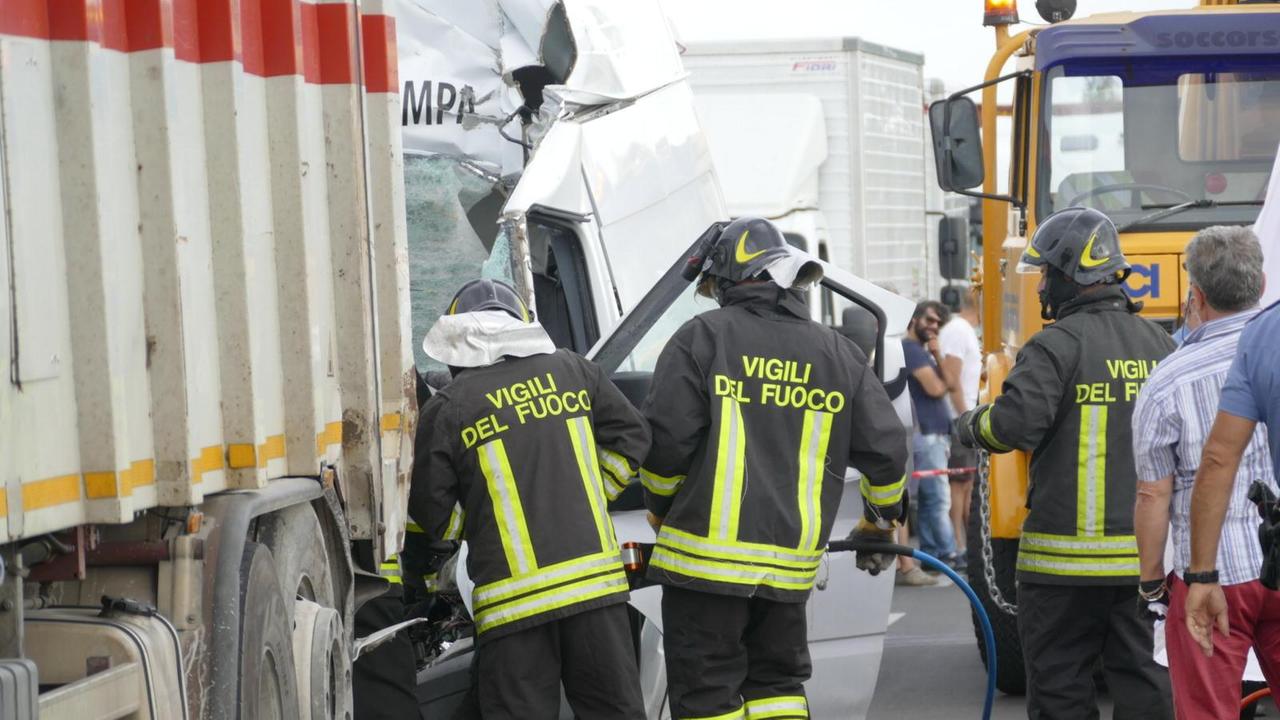 Muore a 22 anni nello scontro tra il suo furgone e un camion di rifiuti - Video