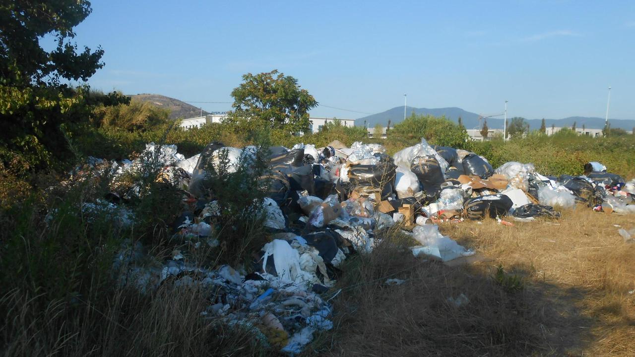 I sacchi neri contenenti sostanze pericolose abbandonati in via Sabadell
