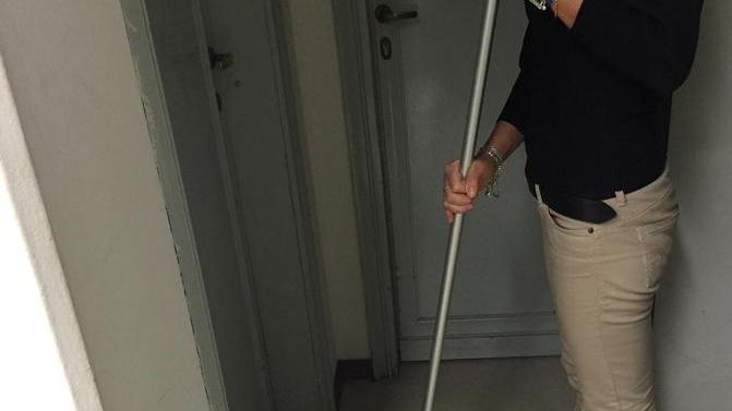 In regola mezz’ora al giorno per pulire la filiale della banca