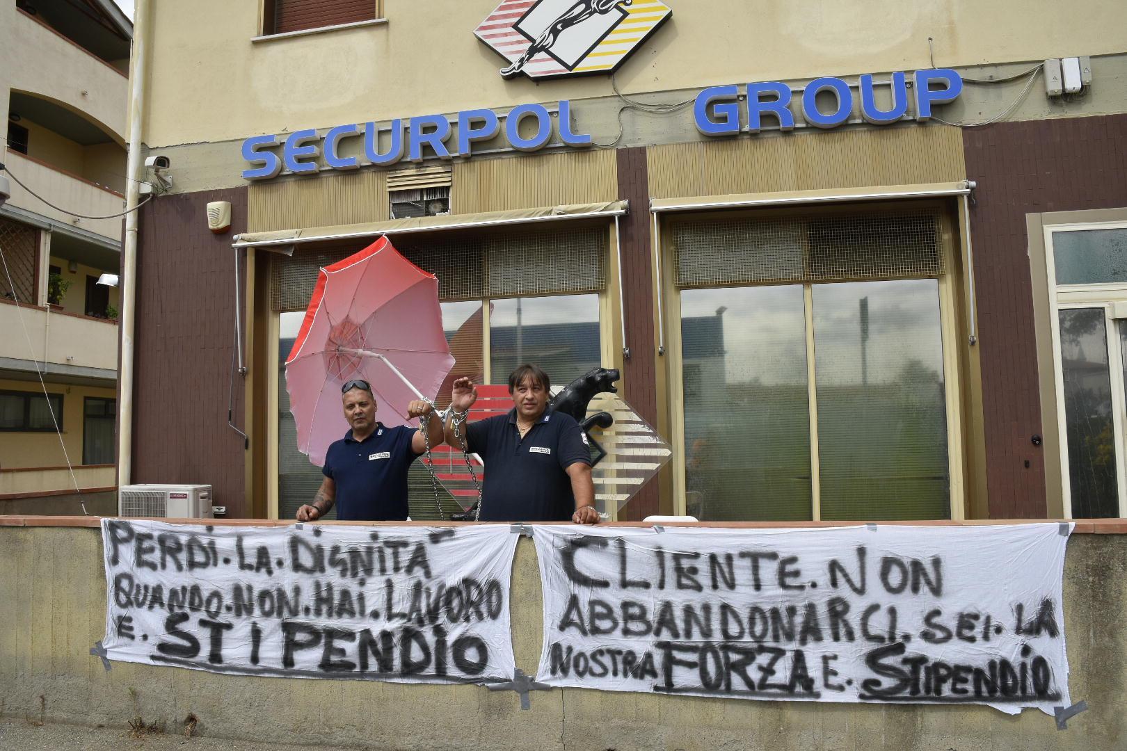 Gli agenti incatenati (foto Bf)