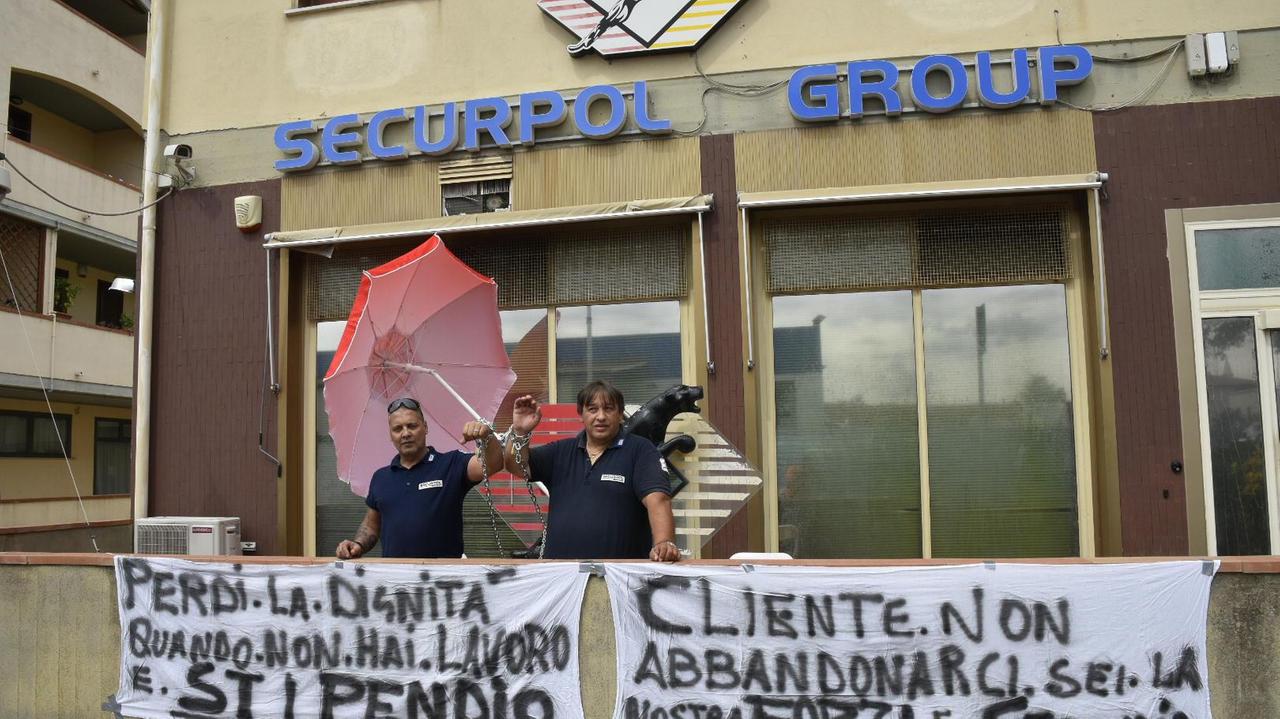 Gli agenti incatenati (foto Bf)