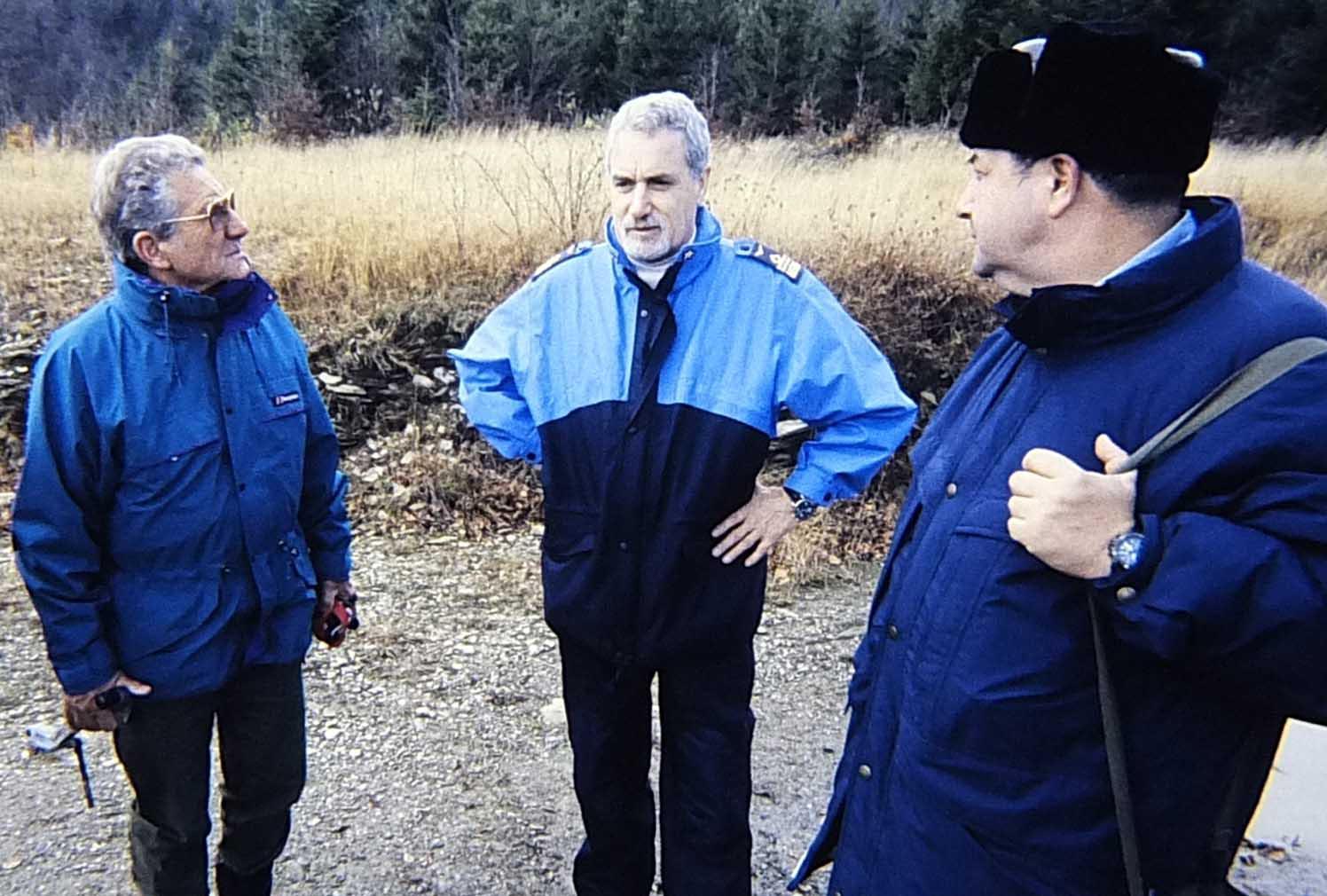 Roberto Galli (il primo da destra) sul posto con il generale Battisti e il padre di Marco Betti, Rodolfo