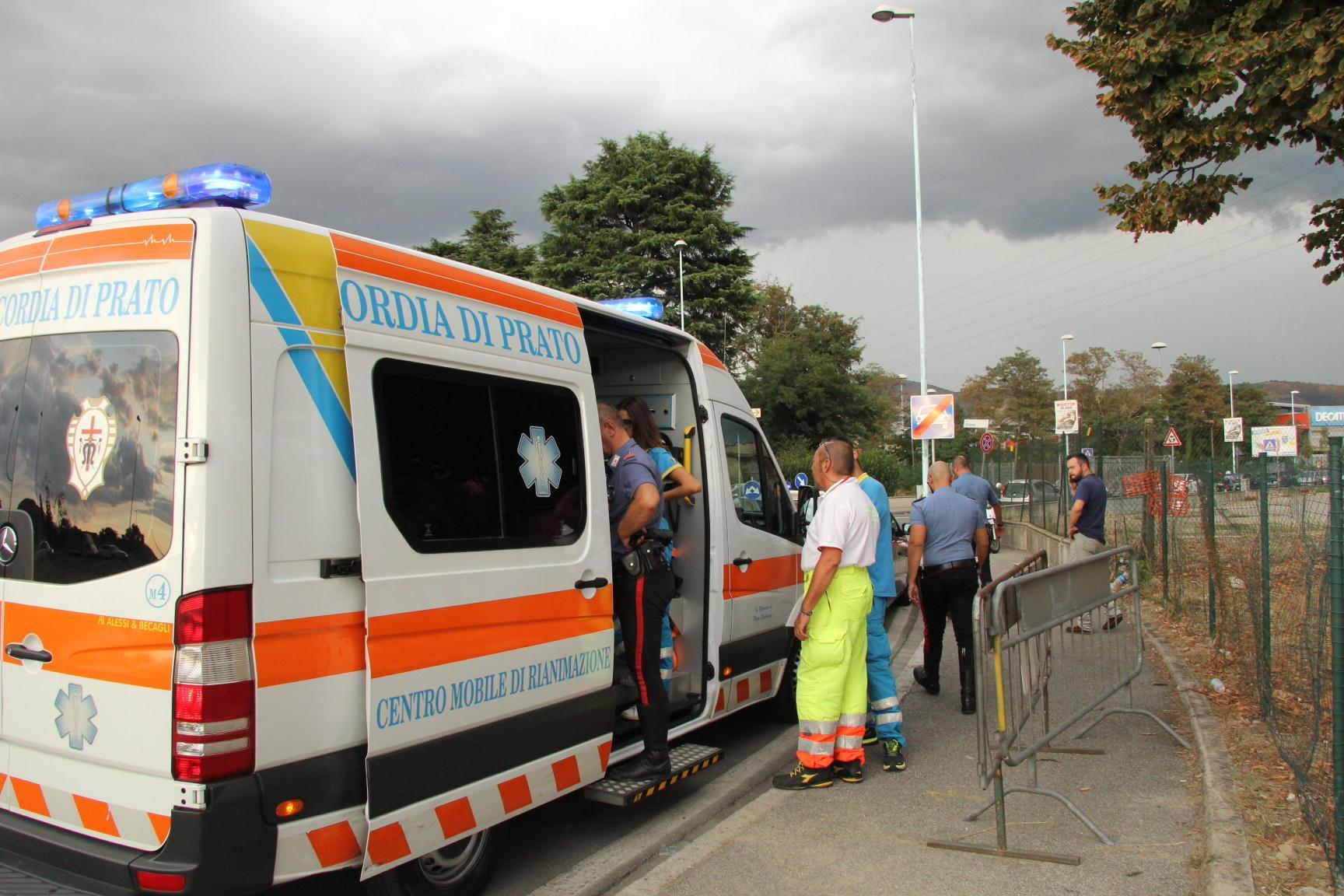 L'intervento dei carabinieri e dell'ambulanza in via XVI Aprile (foto Batavia)