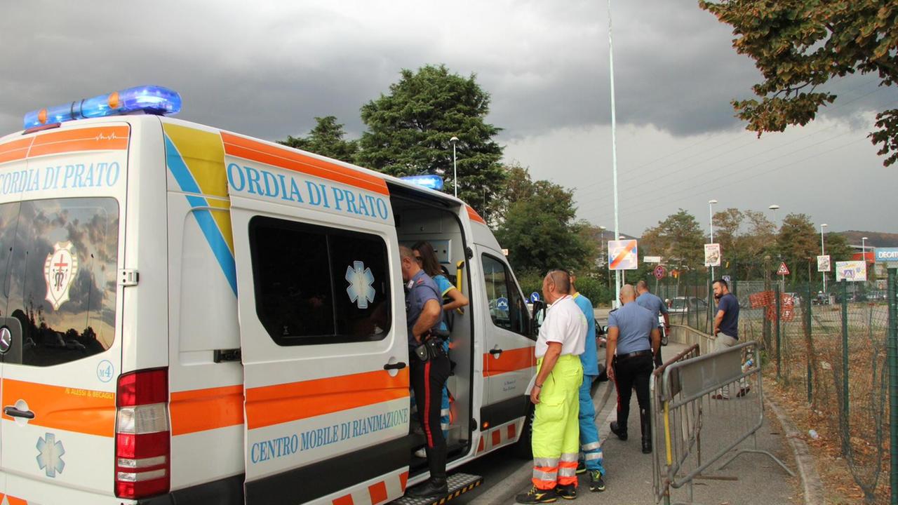 L'intervento dei carabinieri e dell'ambulanza in via XVI Aprile (foto Batavia)