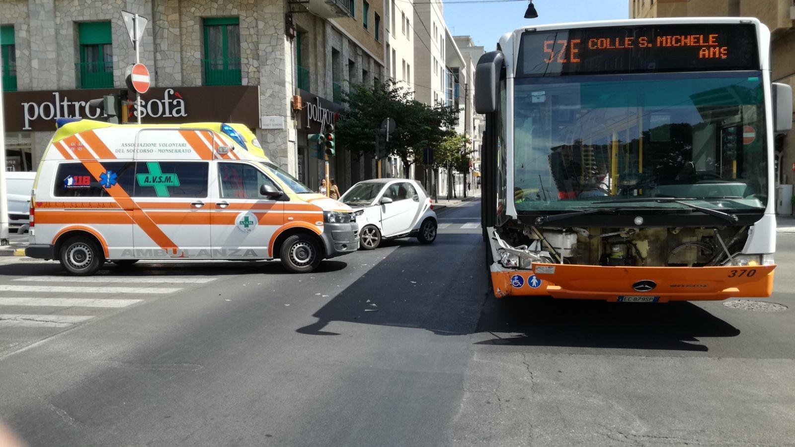 L'incidente tra via Sonnino e viale Bonaria (foto Mario Rosas)