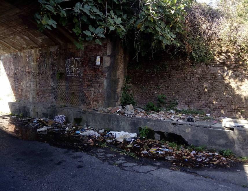 Via Sottopoggiolo invasa (ancora) dai rifiuti 