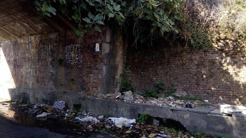 Via Sottopoggiolo invasa (ancora) dai rifiuti