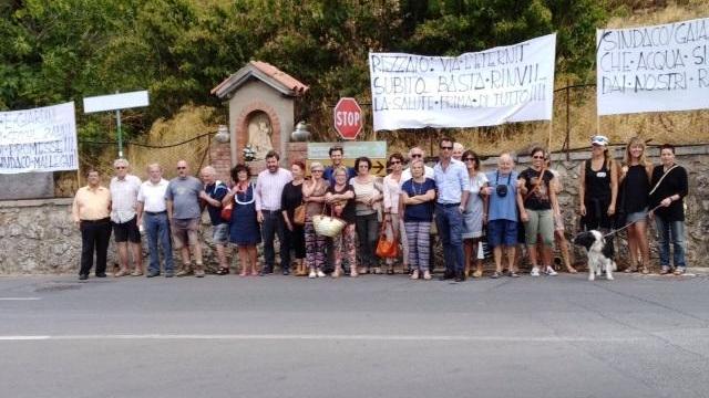 La protesta dei cittadini di Valdiscatello dopo la multa