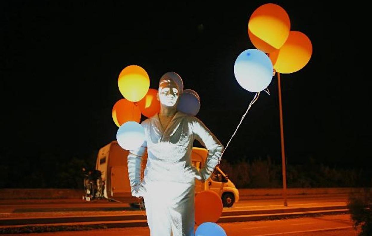 La statua del marinaio decorata con i pallconini (Marzi Pentafoto)