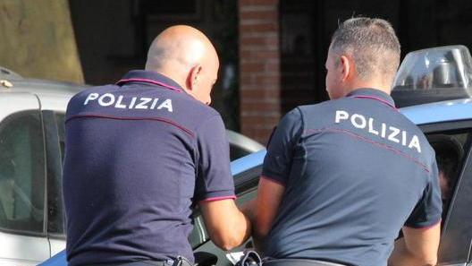 Il saluto si trasforma in furto