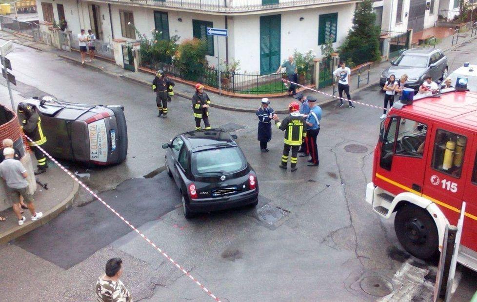 Auto si capotta dopo lo scontro 