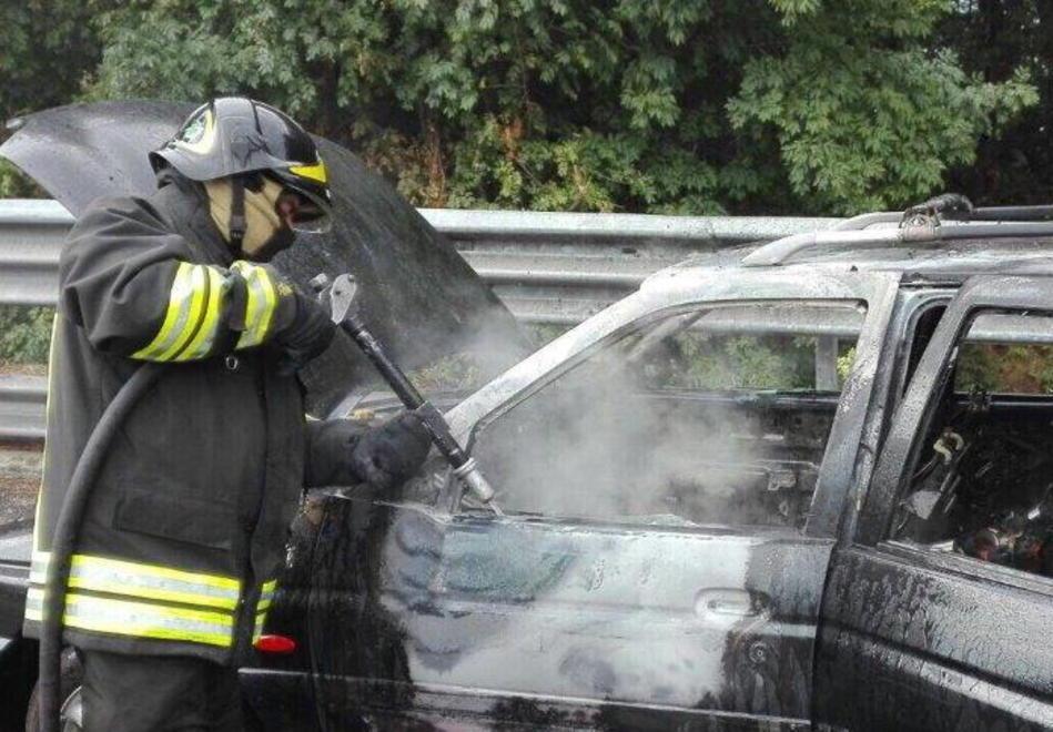 Fiamme sull’auto a gas Paura e disagi sulla Fi-Pi-Li 