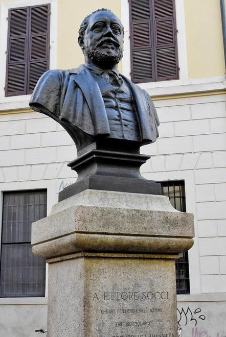 Canapone, colonna e busto Tre monumenti tirati a lucido 