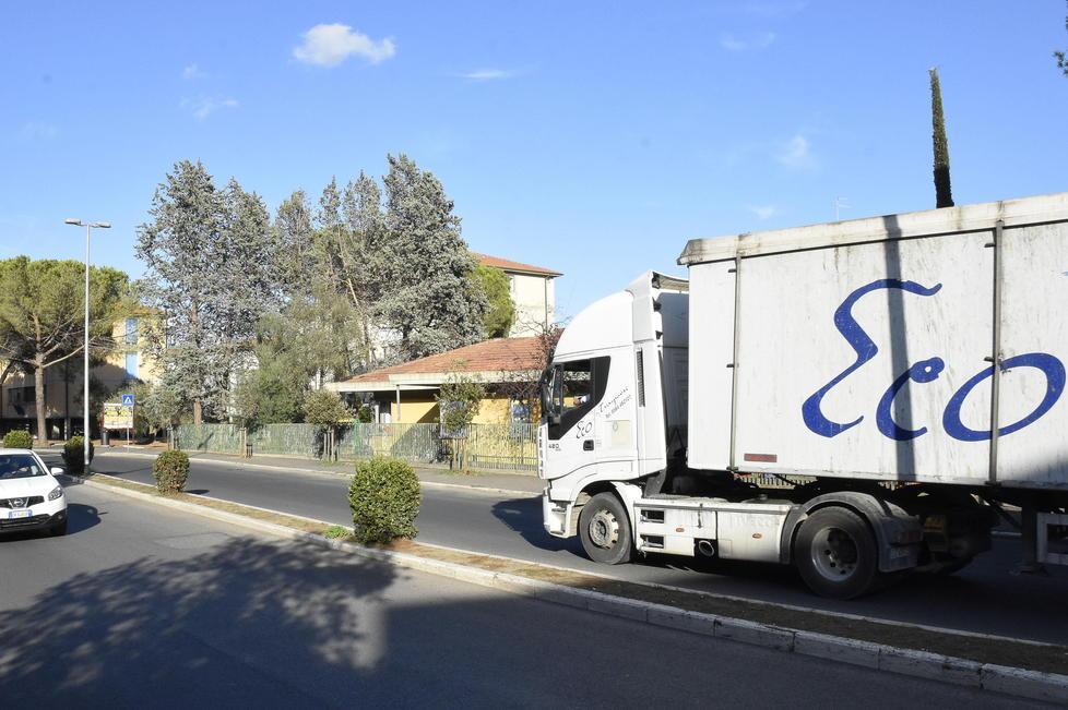 Il giallo dei tir pieni di rifiuti che passano alle 3 della notte 