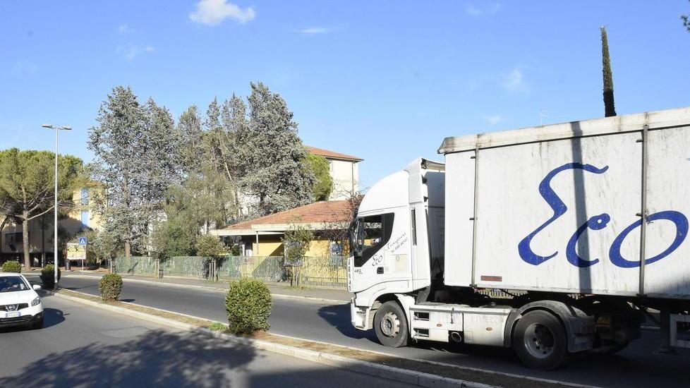 Il giallo dei tir pieni di rifiuti che passano alle 3 della notte