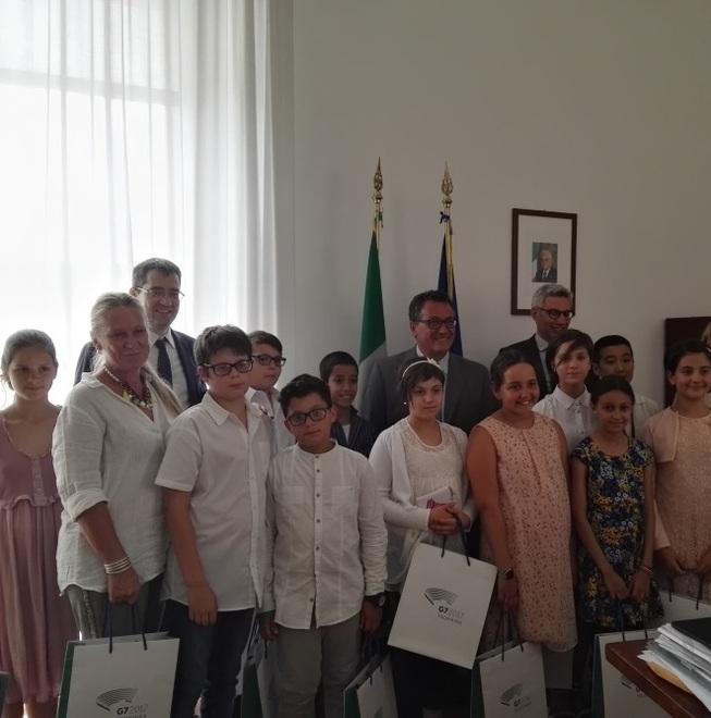 Theresa May scrive ai bimbi della Don Bosco 