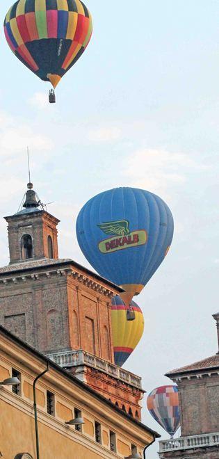 Con il naso all’insù per lo spettacolo delle mongolfiere 