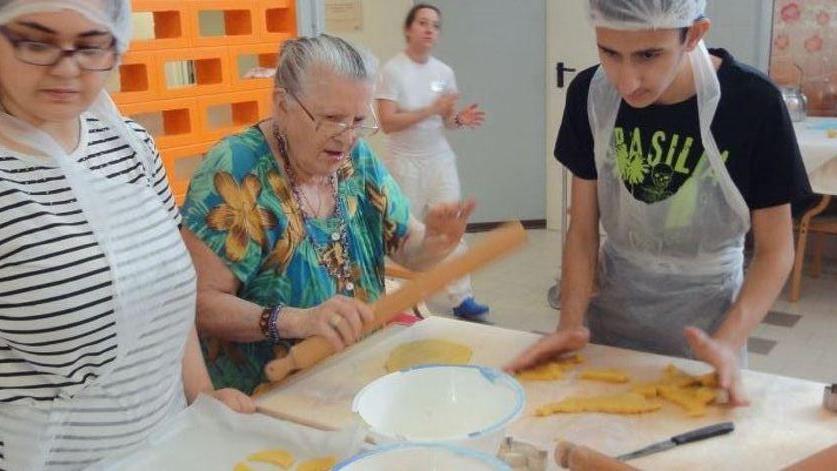 Lezioni di cucina nella casa protetta