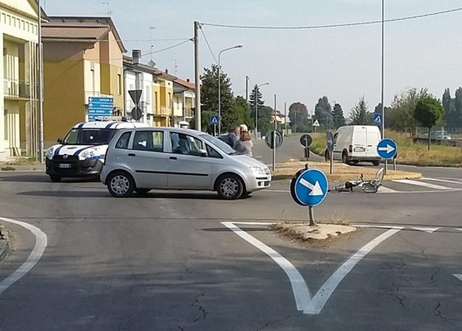 Donna in bici travolta da un’auto