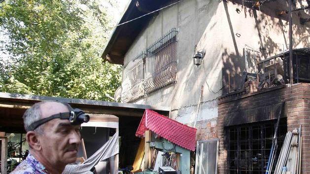 Intrappolati nell’abitazione in fiamme