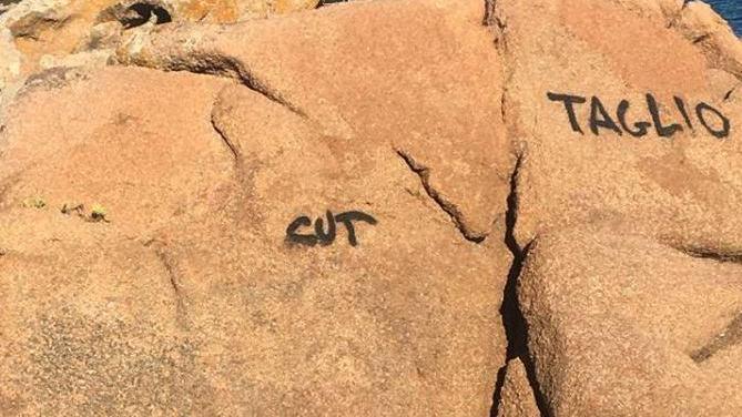 Continua l’estate dei vandali rocce deturpate a Porto Istana 