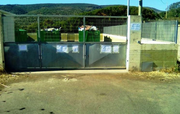 Seneghe, discarica davanti all’ecocentro 