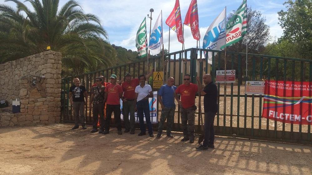 Una delegazione di minatori davanti ai cancelli chiusi della maniera