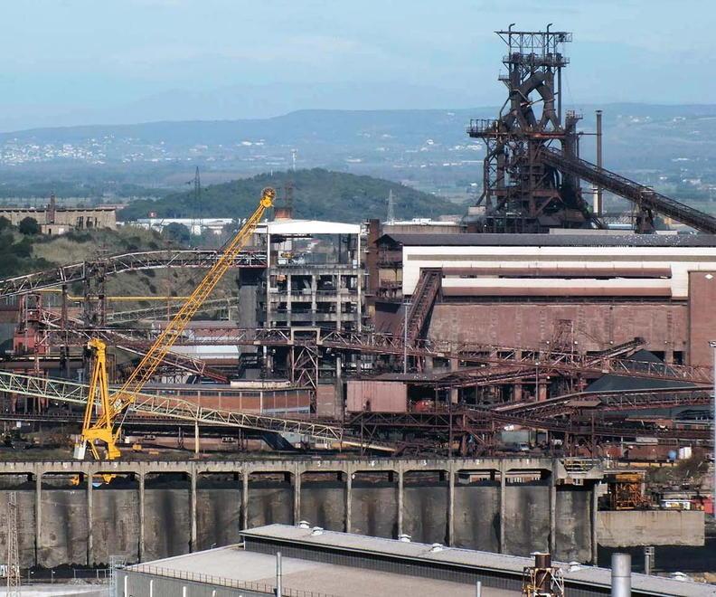 L'altoforno e gli impianti spenti della fabbrica (foto Paolo Barlettani)