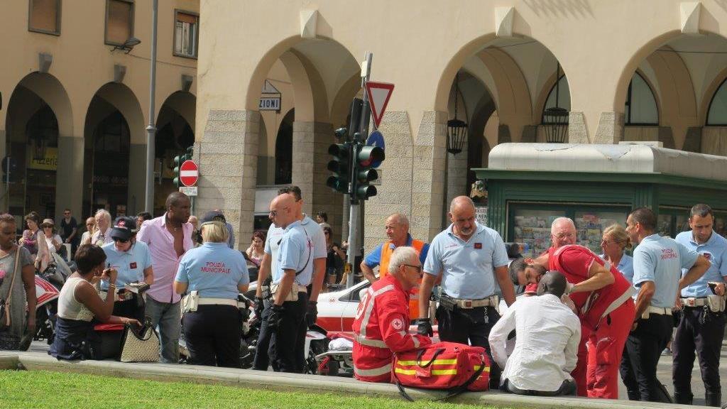 Caos in piazza Grande per una lite, interviene la municipale