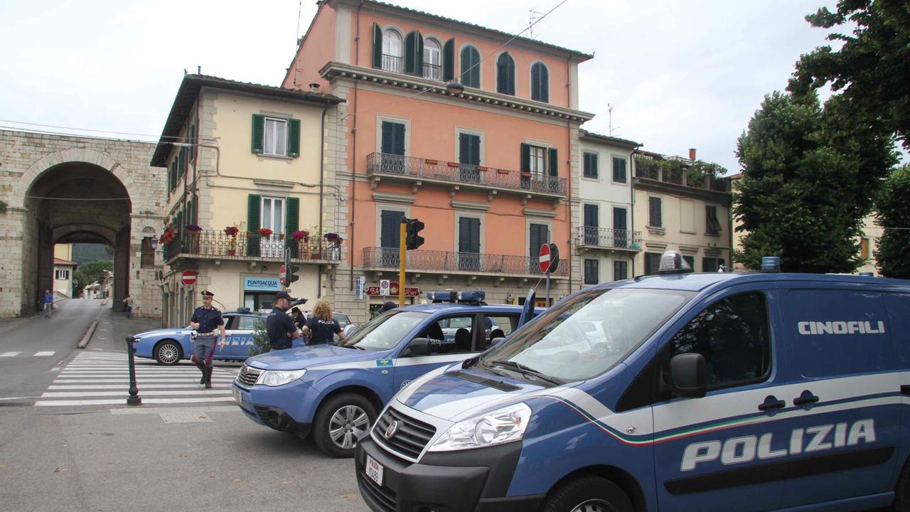 Auto della polizia in piazza Mercatale