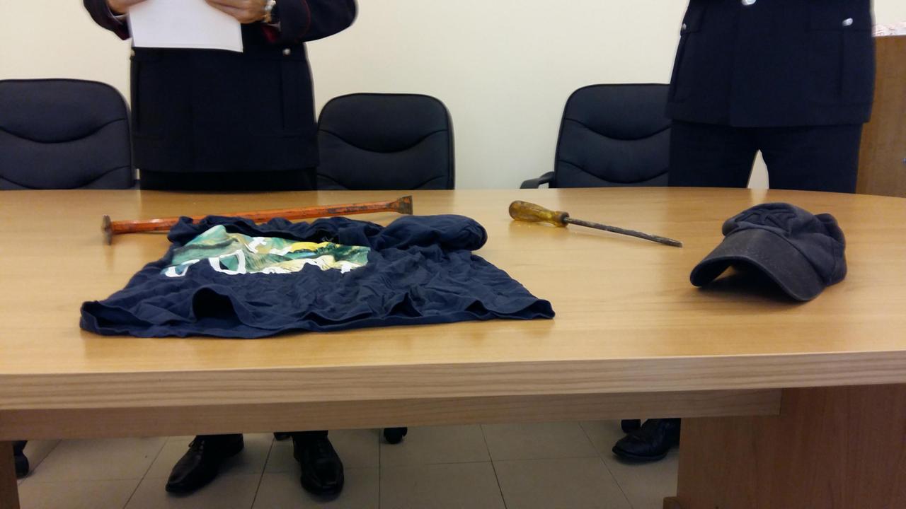 Gli attrezzi da scasso sequestrati dai carabinieri