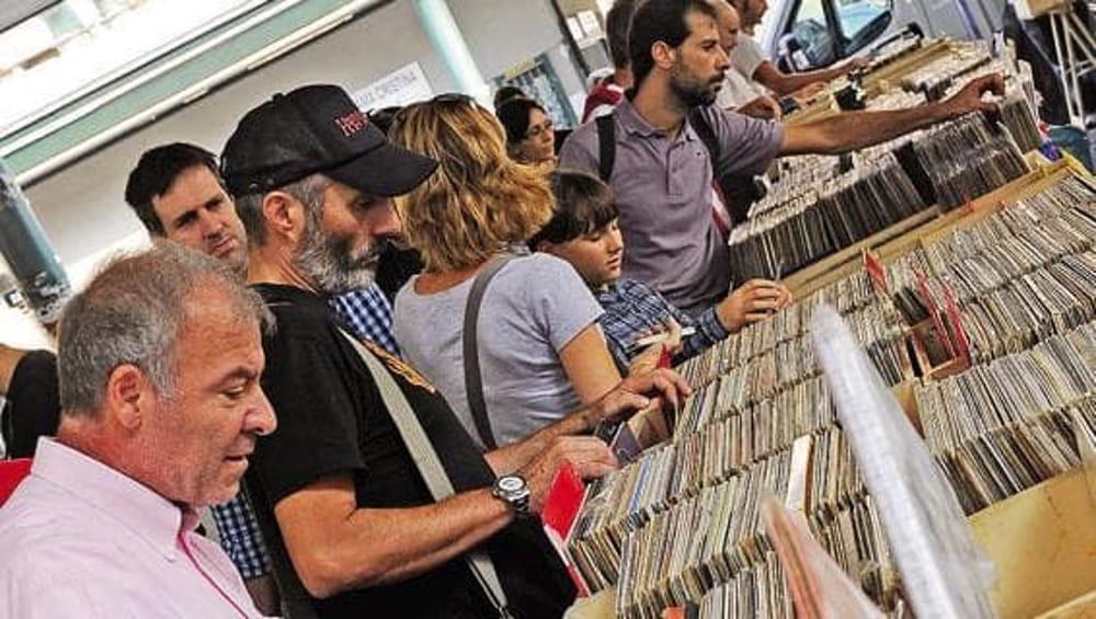 Appassionati tra gli stand della mostra del disco e del fumetto rari e da collezione