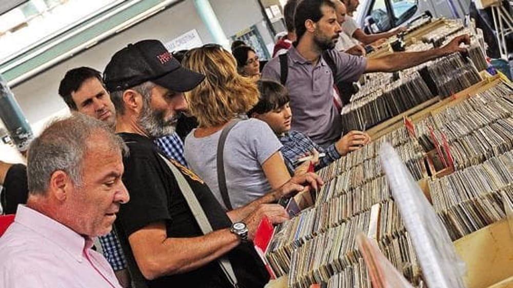 Appassionati tra gli stand della mostra del disco e del fumetto rari e da collezione