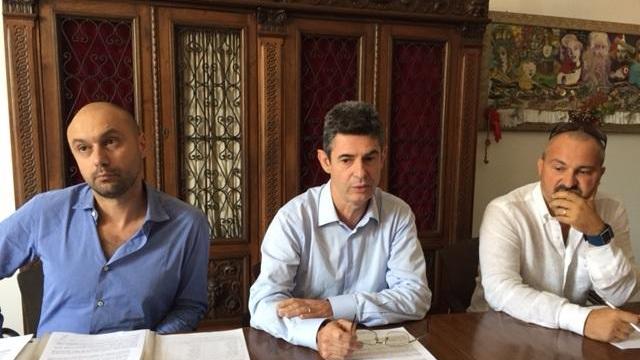 Un momento della conferenza stampa della giunta a 5 stelle di Carrara