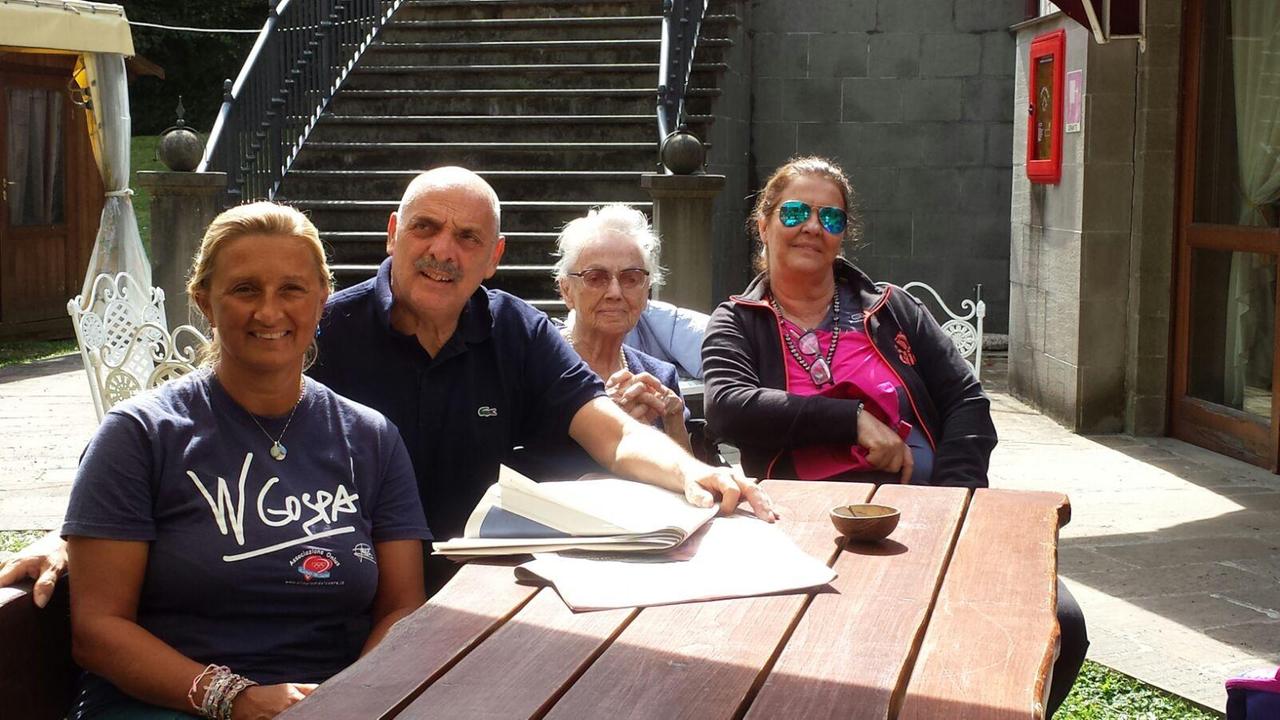 Paolo Brosio e i suoi famigliari a Cutigliano