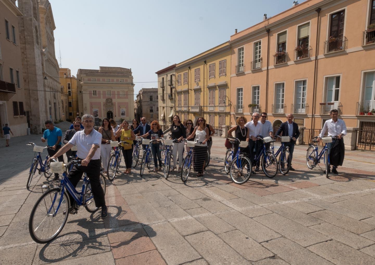 Le biciclette ai sindaci della città metropolitana (foto Mario Rosas)