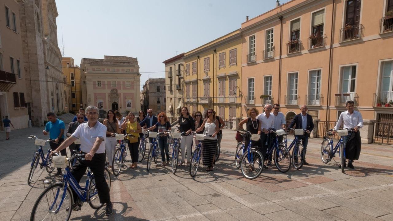 Le biciclette ai sindaci della città metropolitana (foto Mario Rosas)