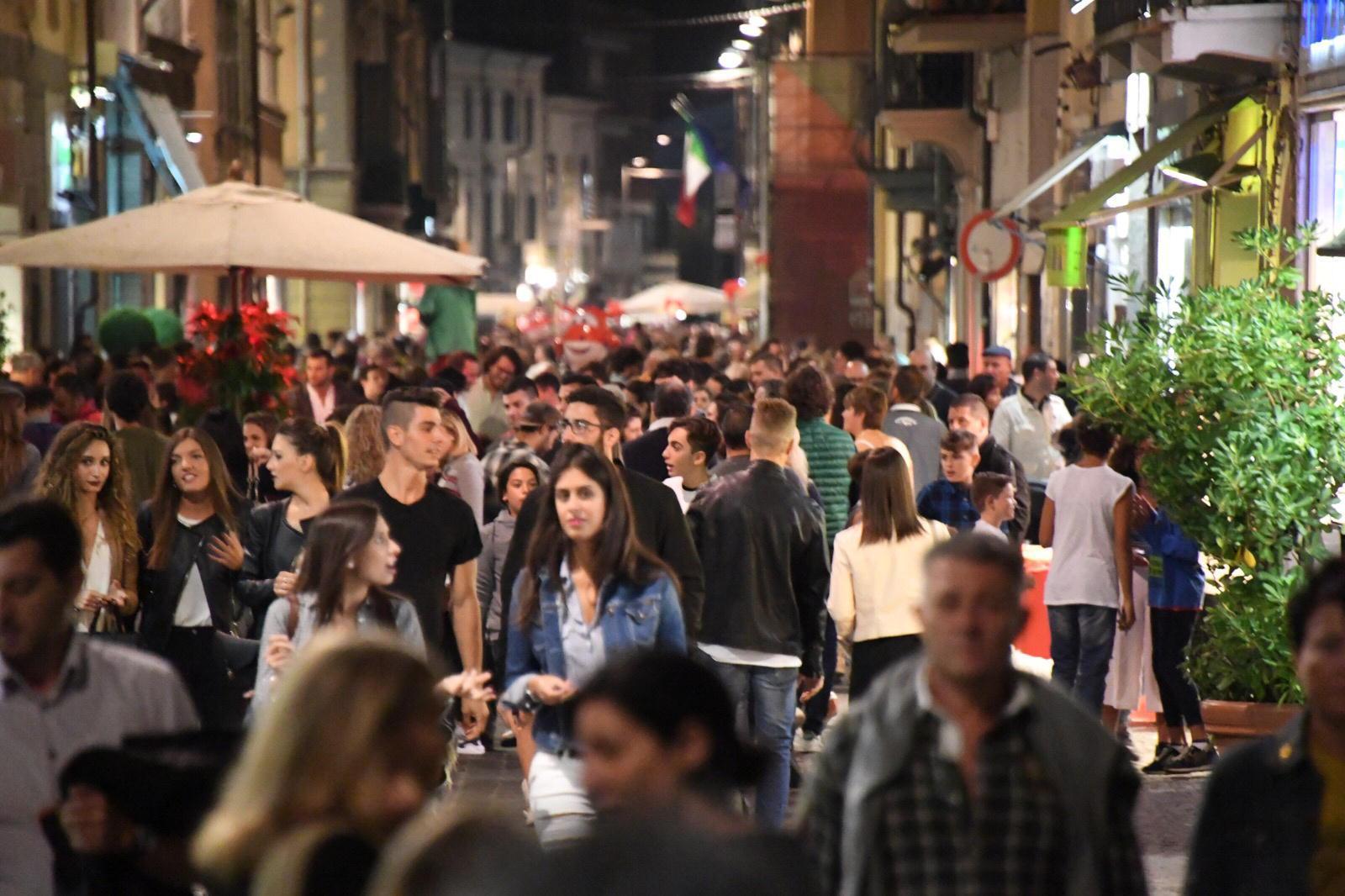 Il centro di Pontedera affollato durante la Festa del commercio edizione 2016 (Foto di Franco Silvi)