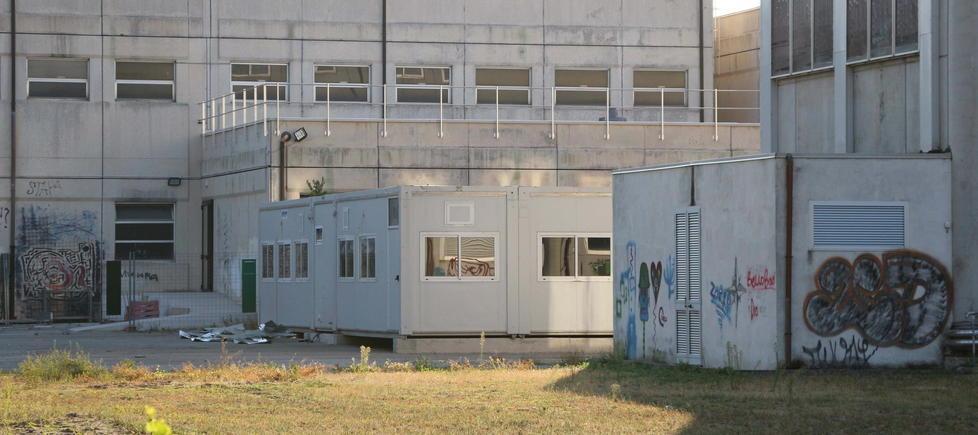 Troppi iscritti: studenti a lezione nei container 