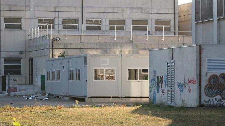 Troppi iscritti: studenti a lezione nei container