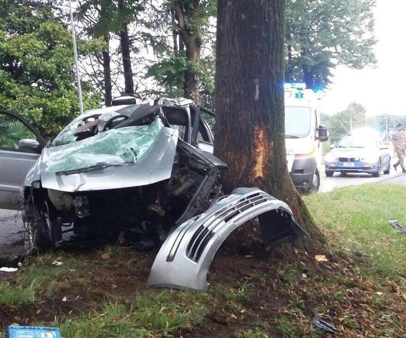 Auto contro albero, grave un ragazzo 