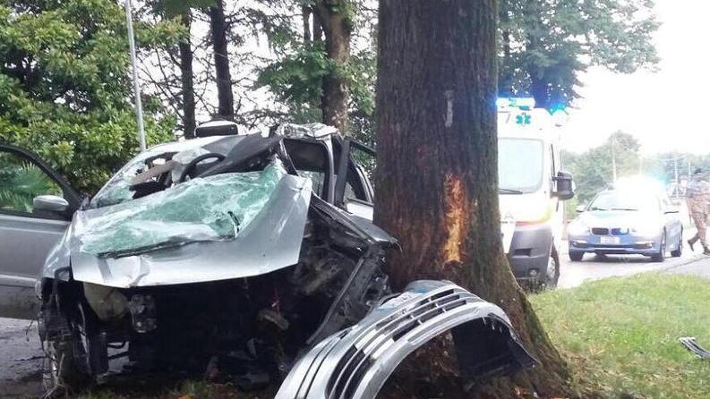 Auto contro albero, grave un ragazzo