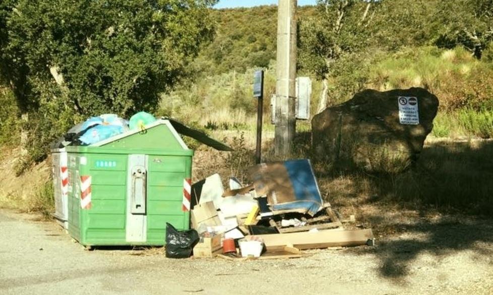 Accanto al cassonetto spunta il frigo