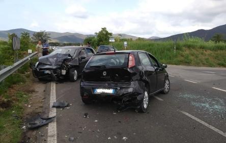 Carambola tra tre auto, cinque feriti 
