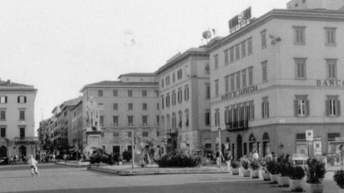 TANTE PAROLE E POCHI FATTI HANNO ATTRAVERSATO LA PIAZZA